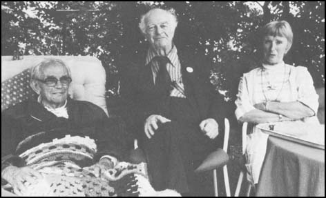 Martin Niemöller e la figlia Sybil assieme al fisico Linus Pauling, nel 1983.