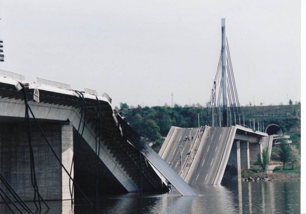 Novi Sad, Serbia, 1999. Un ponte sul Danubio distrutto dai bombardamenti NATO.