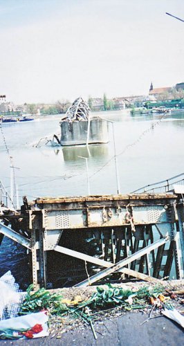 Novi Sad, Serbia, 1999. Le rovine del ponte Žeželj.