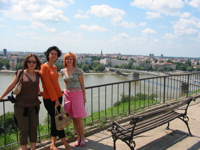 Novi Sad oggi: i ponti ricostruiti, il sole e tre belle ragazze. Fuck NATO, fuck war!