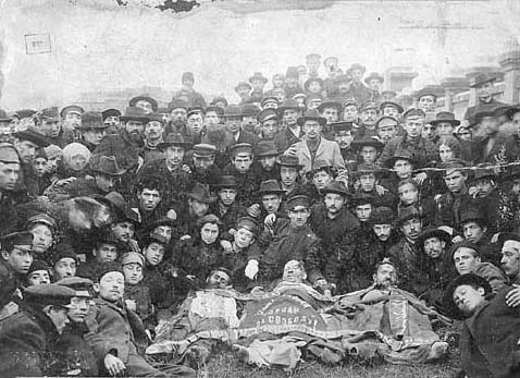 Odessa, 23 ottobre 1905: Membri del Bund locale in posa con i cadaveri di tre compagni uccisi durante il Pogrom del 18 ottobre, coperti dalle bandiere dell'Unione.