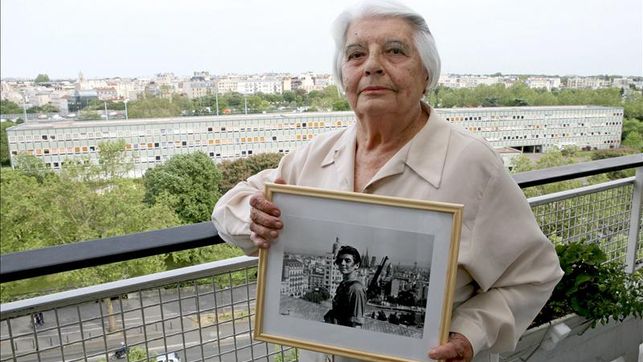 Marina Ginestà con in mano la sua foto iconica da diciassettenne. E' morta a Parigi all'età di 94 anni, il 6 gennaio 2014.