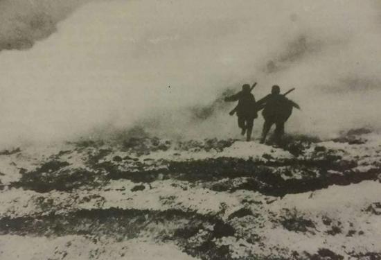 Monte Ortigara, 15 giugno 1917.<br />
...e li mandarono all'assalto un giorno<br />
sotto il fuoco dell'artiglieria...