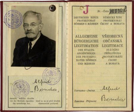 Praga 1940. Le carte d'identità marchiate con la “J” di Jude