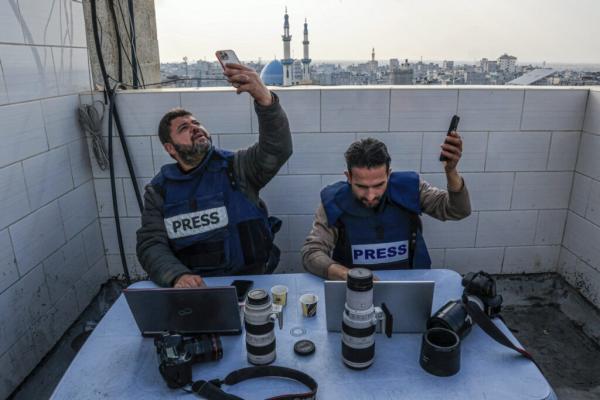 Giornalisti che tentano la connessione a Internet, Rafah 27 Dic 2023  credit Said Khatib/AFP