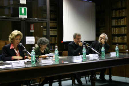 L'ora prof. Paola Pallottino ad un convegno a Firenze: è la seconda da sinistra. L'ultimo a destra è Sergio Staino.