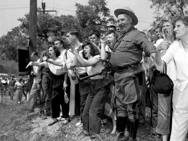 Peekskill, 4 settembre 1949. Fascisti ‎e fasciste, in borghese e in divisa ‎