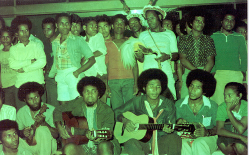 Arnold Ap (il terzo da sinistra, con la chitarra) e i suoi Mambesak.
