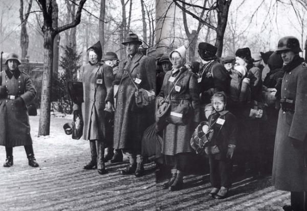 La famiglia ‎Rosembaum di Plzeň in attesa di partire alla volta di Theresienstadt, gennaio 1942‎