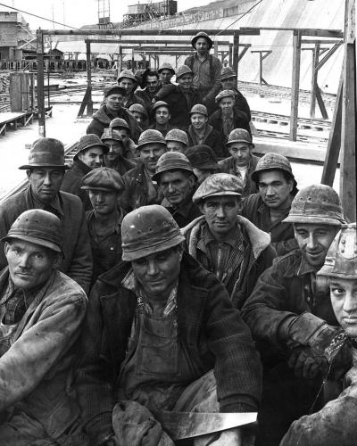 Lavoratori delle acciaierie di Pittsburgh, ca. 1950.