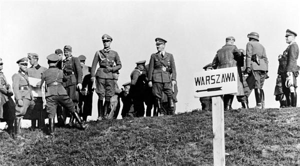 Hitler e i suoi gerarchi il 1 settembre 1939‎