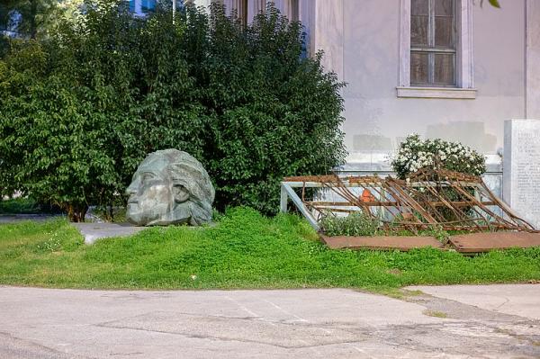 L'installazione In onore delle vittime di Memos Makris. Atene, interno del Politecnico.