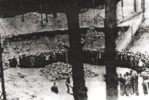 Ebrei allineati a Ponary (Ponar, Paneriai) prima dell'esecuzione.