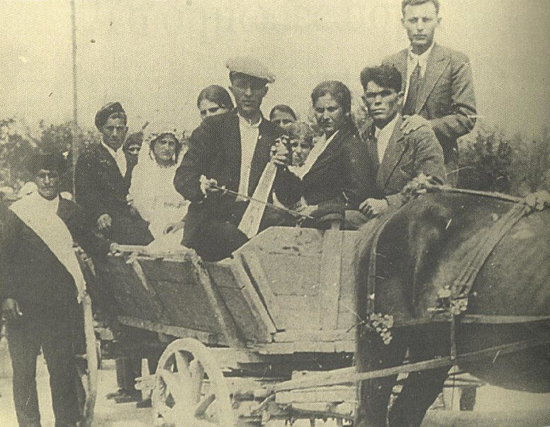 Greci pontici dei dintorni di Smirne, anni '10 del XX secolo. A group of Pontic Greeks near Smyrna, ca. 1910.