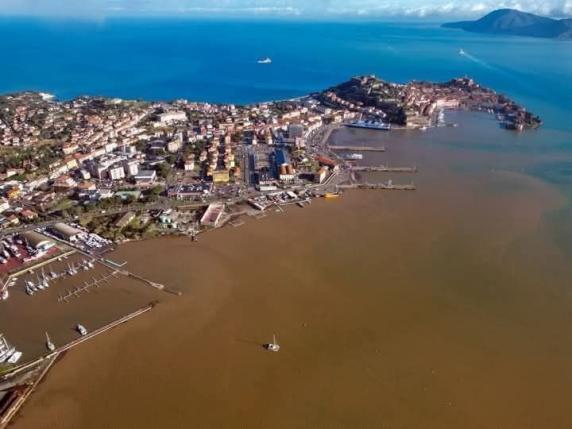 Portoferraio (LI), 14-2-2025. La rada completamente riempita di fango dopo l'alluvione del giorno prima. Napoleone sarebbe scappato subito.