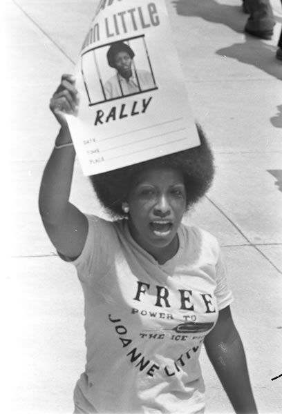 Manifestazioni per la liberazione di Joan Little (sulla maglietta della manifestante: “Potere alla piccozza!”, con riferimento alla picca con cui la nera Joan Little colpì il suo aggressore, il secondino bianco Clarence Alligood.