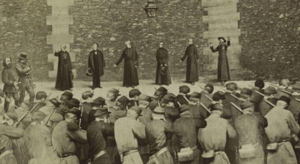 Le temps des cerises: un gruppo di preti e altri tonaconi messi al muro. Parigi, 1871