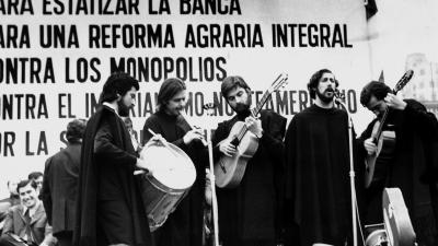 I Quilapayún a una manifestazione prima del golpe del 1973. Si notino i tre membri barbuti ("Quilapayún" significa "Tre barbe" in lingua mapuche)