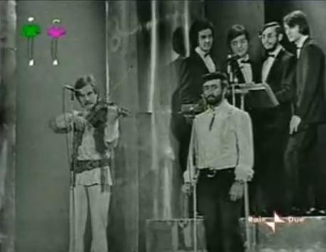 La prima storica esecuzione di 4 marzo 1943 al Festival di Sanremo del 1971: Lucio Dalla col basco, il violinista Renzo Fontanella e i Cantori Moderni di Alessandroni.