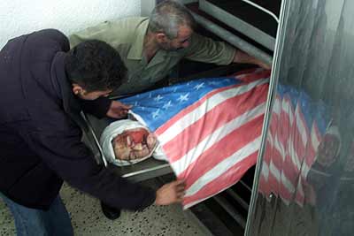 Il corpo di Rachel Corrie composto nella bandiera americana