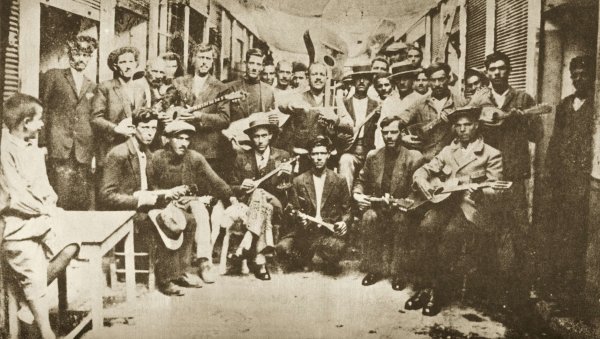 Rebetes a Karaiskaki, Pireo. In 2° piano: Vamvakaris con il buzuki, Batis con la chitarra, 1933
