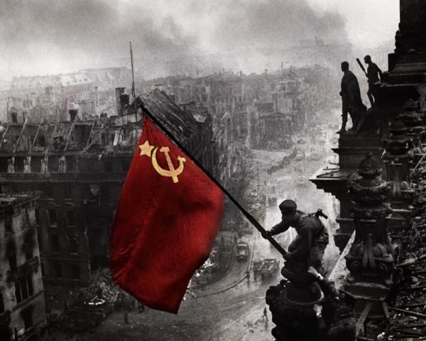 La bandiera rossa sul Reichstag. Berlino, 2 maggio 1945, fotografia di Yevgeny Anan'evich Khaldei
