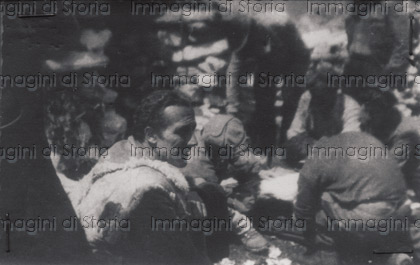 Langhe, 1943. Il giovane partigiano in primo piano è Nuto Revelli.