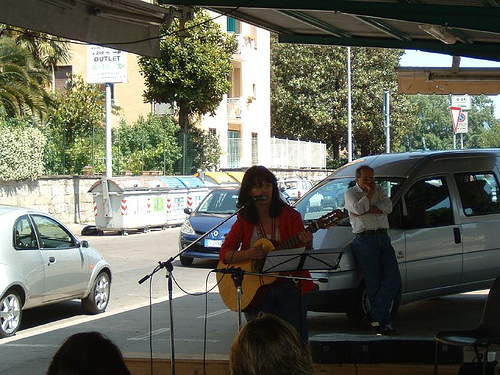 13 maggio 2007: Chiara Riondino canta Mio nonno partì per l'Ortigara in piazza dell'Isolotto, a Firenze.