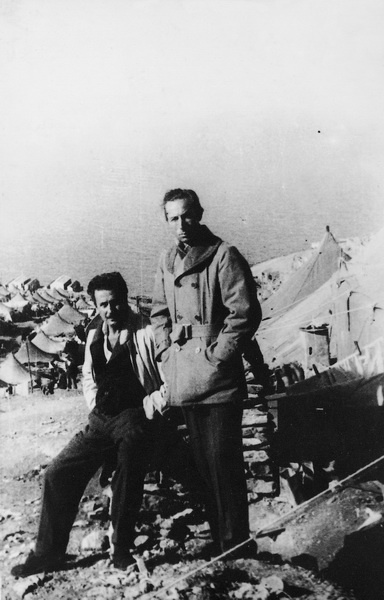 Ai Stratis , 1950. Yannis Ritsos (a sinistra) nella tendopoli del campo di concentramento.