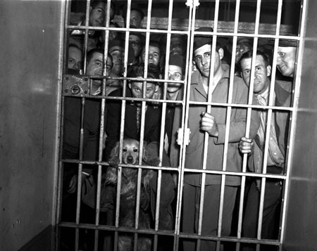  ‎USA 1946. Gruppo di ‎lavoratori (e un cane) sbattuti in cella per aver scioperato.‎