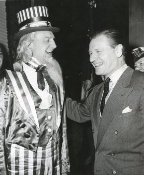 Nelson Rockefeller se la ride con lo Zio Sam (ma che cazzo avranno avuto da ridere?)