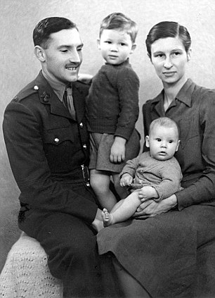 Roger Waters, sulle ginocchia della madre Mary, con il padre Eric ed il fratello John poco prima della morte del padre