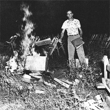 Rogo di dischi e libri durante i Peekskill Riots del 1949.