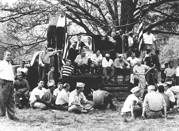 Paul Robeson si esibisce a Peekskill protetto da veterani delle seconda guerra mondiale e militanti sindacali.