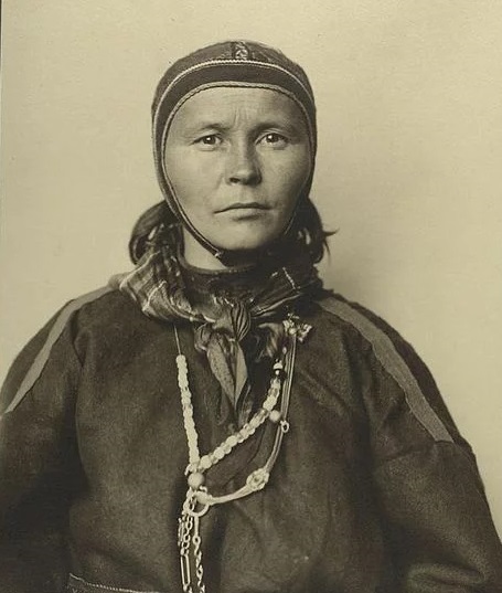 Photo of a Sámi woman taken at Ellis Island, 1905.