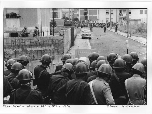 Carabinieri e polizia a San Basilio, 1974 (foto di Tano D'Amico)