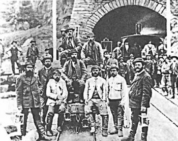 Minatori italiani allo scavo della prima galleria del San Gottardo (1883).