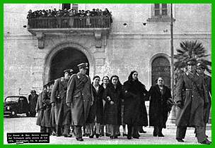 San Severo, 23 marzo 1950. Alcune donne arrestate vengono tradotte al carcere di Lucera. Dal giornale "Epoca".
