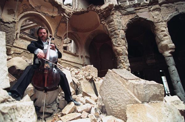 1992. Il violoncellista bosniaco Vedran Smailović suona tra i ruderi della Biblioteca