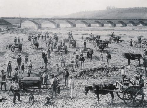 ‎Scariolanti al lavoro sul greto del fiume ‎Secchia, inizi 900