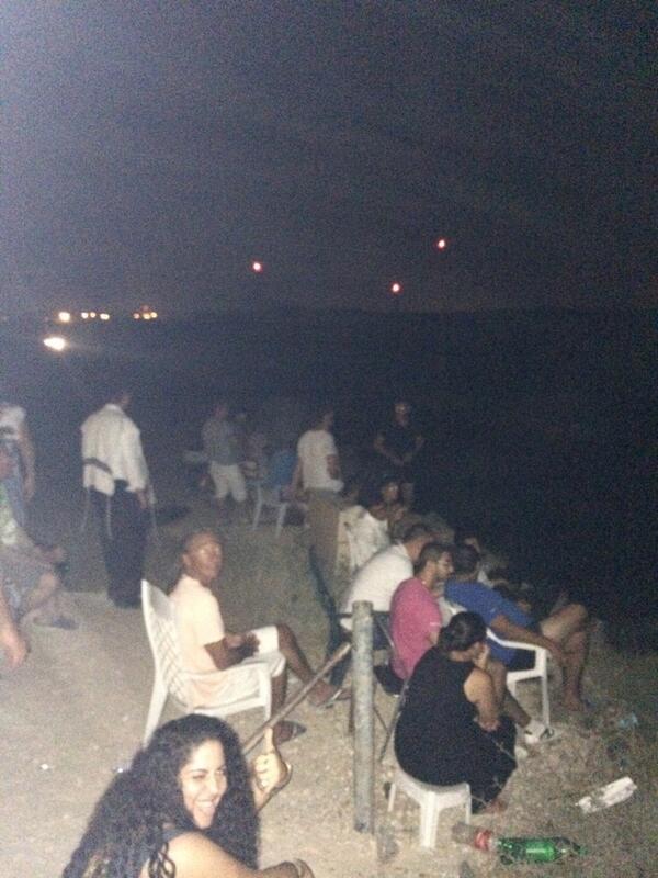 La foto è scattata dal giornalista danese Allan Sorensen a Sderot. Una sera di luglio, ad osservar felici la morte.