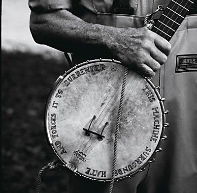 Dettaglio del banjo di Pete Seeger: “Questa macchina circonda l’odio e lo costringe ad arrendersi”, frase che fa il paio con This Machine Kills Fascists di Woody Guthrie …