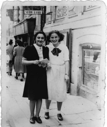 Selma Meerbaum-Eisinger (a destra) con l’amica Else Keren, Černivci, 1940.