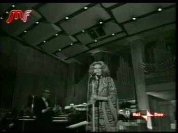 Iva Zanicchi canta La riva bianca, la riva nera durante il varietà Senza Rete, Rai Napoli, 1971.