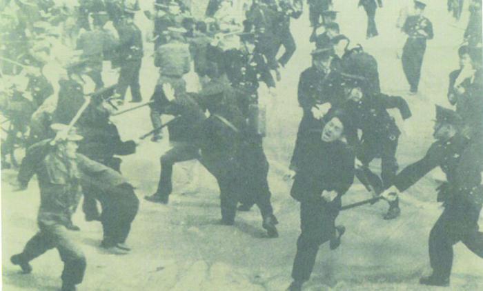 Seoul, 1971: La polizia attacca brutalmente un corteo studentesco.