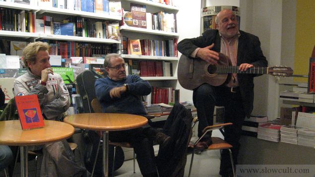 Leoncarlo Settimelli (con la chitarra), nel 2005.