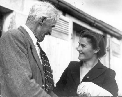 1&deg; luglio 1946: Guillaume Seznec riabbraccia la figlia Jeanne a Le Havre.
