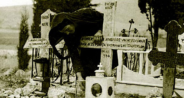 Distomo (Beozia). Una donna china sulle tombe di alcune vittime della strage.