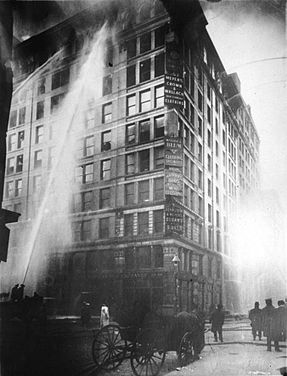 New York, 25 marzo 1911: l'incendio della fabbrica Triangle.