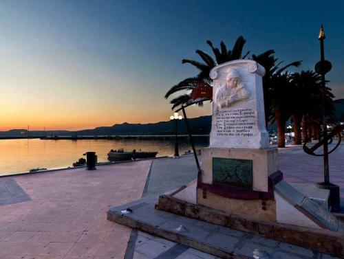 Sitia (Creta): Il monumento a Vincenzo Cornaro con i versi finali dell'Erotocrito